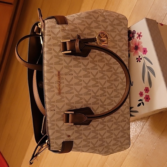 Michael Kors Lynn Satchel - Picture 16 of 16